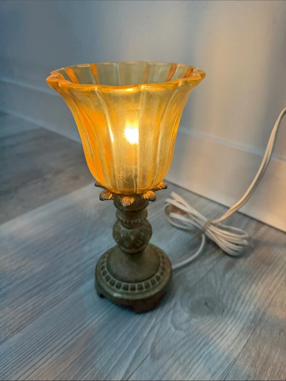 Portable Luminaire Table Accent Lamp Tested Works Amber  Glass Shade Vintage 9”